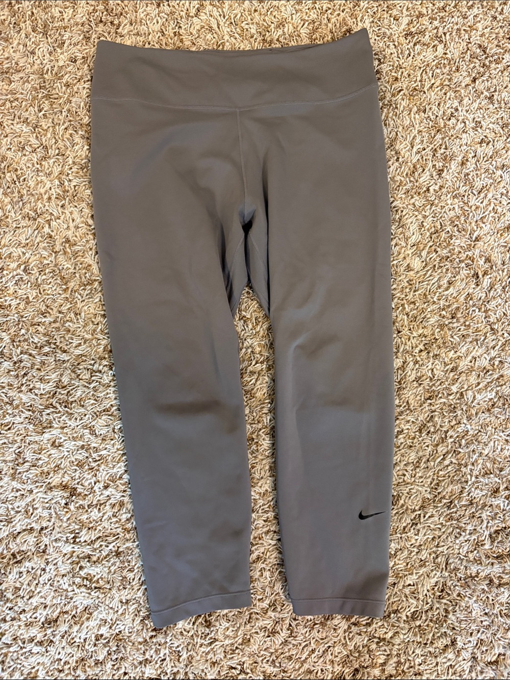 Nike Women’s Gray Cropped Performance Leggings